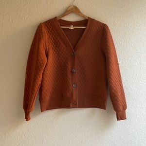 Quilted sweater in gorgeous rust color in size M